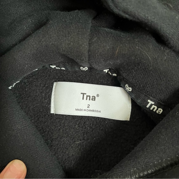 Aritzia - TNA Cropped Black Hoodie - Picture 1 of 3